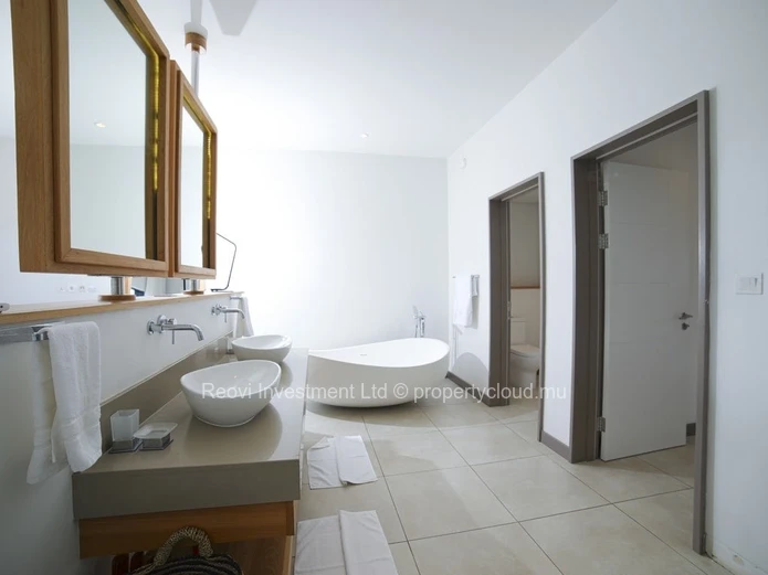 EXCEPTIONNEL Penthouse de 4 chambres avec Vue Panoramique & PIeds dans l'eau