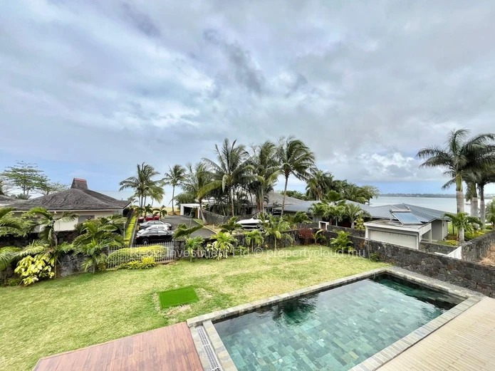 EXCEPTIONAL BEACHFRONT Newly Renovated Villa on freehold land 