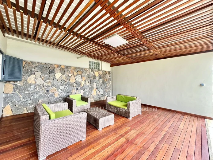 EXCEPTIONAL BEACHFRONT Newly Renovated Villa on freehold land 