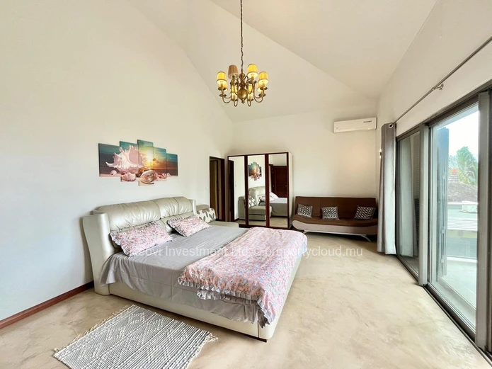 EXCEPTIONAL BEACHFRONT Newly Renovated Villa on freehold land 