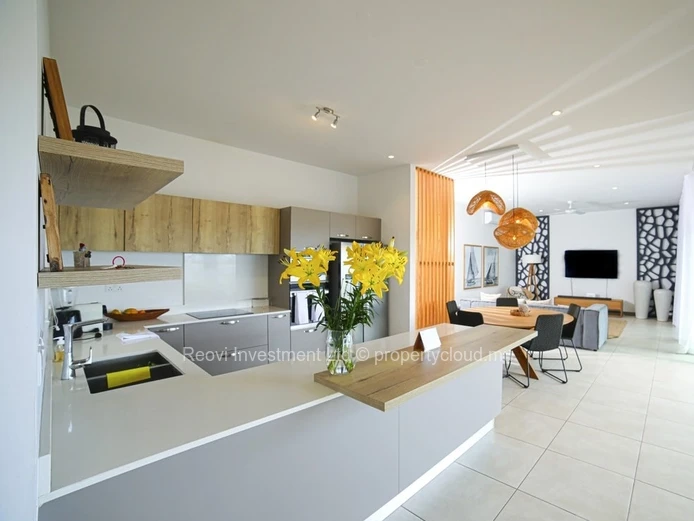 EXCEPTIONNEL Penthouse de 4 chambres avec Vue Panoramique & PIeds dans l'eau