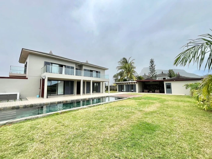 EXCEPTIONAL BEACHFRONT Newly Renovated Villa on freehold land 