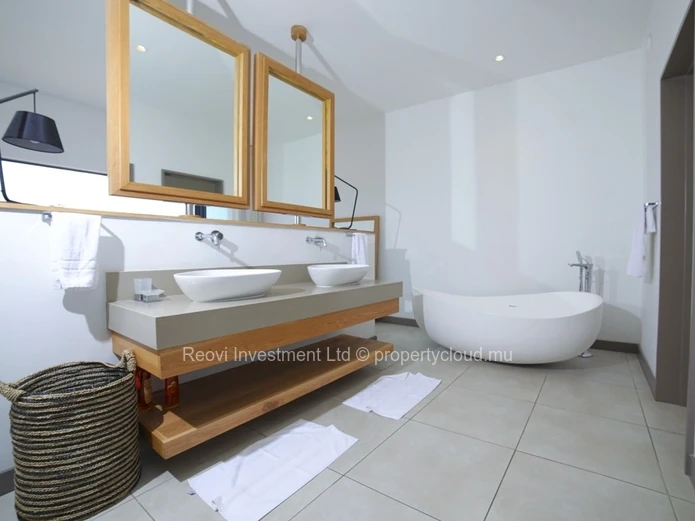 EXCEPTIONNEL Penthouse de 4 chambres avec Vue Panoramique & PIeds dans l'eau
