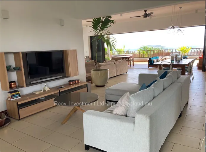 Lavish Penthouse with Sea View & Beachfront in Cap Malheureux
