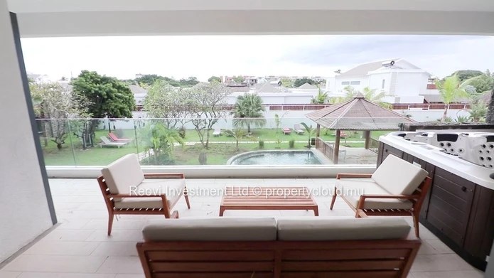 Spacious & Modern Apartment in Pereybere with Jacuzzi & Pool