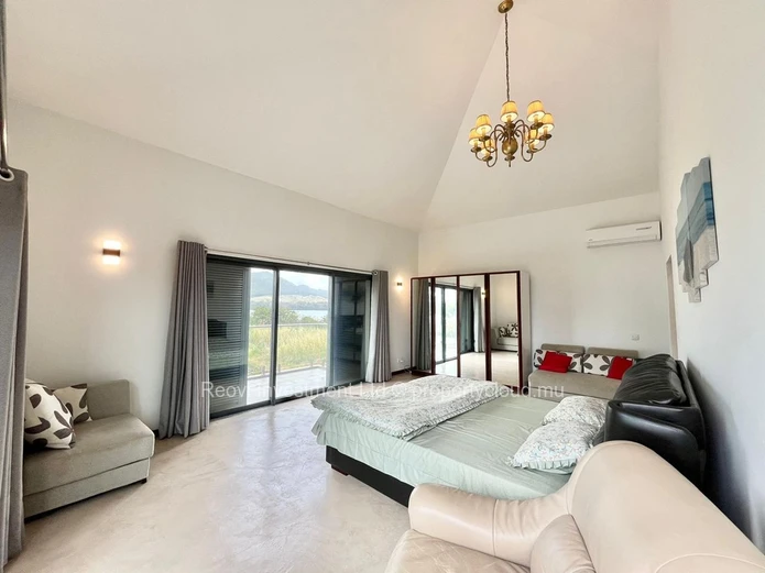 EXCEPTIONAL BEACHFRONT Newly Renovated Villa on freehold land 