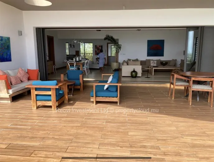 Lavish Penthouse with Sea View & Beachfront in Cap Malheureux