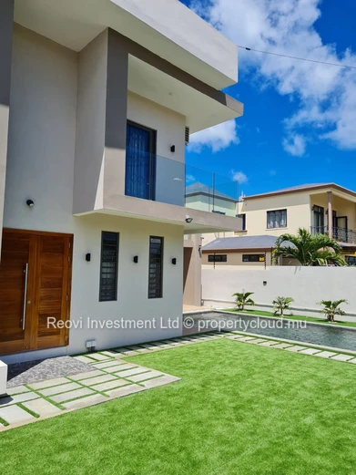 Spacious & Modern 4 Beds Villa in Grand Bay with Private Pool