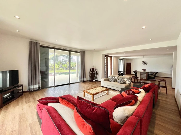 EXCEPTIONAL BEACHFRONT Newly Renovated Villa on freehold land 