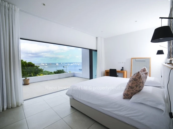 EXCEPTIONNEL Penthouse de 4 chambres avec Vue Panoramique & PIeds dans l'eau