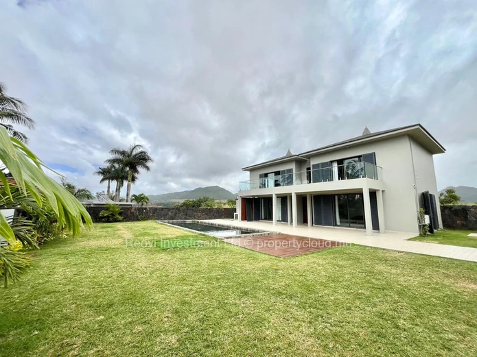 EXCEPTIONAL BEACHFRONT Newly Renovated Villa on freehold land 